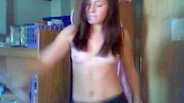 Garota Universitária Safada Fala Putaria, Tira Roupa e se Masturba na Webcam!