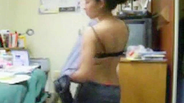 Novinha Latina se Masturbando com Namorado Universitário em Pornô Caseiro Amador