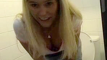 Loira Se Masturbando com Dildo e Dedos, Gozando Forte no Banheiro!