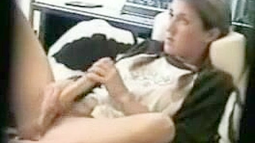 Novinha Dando Vida ao Dildo na Masturbação Sozinha Flagrada!