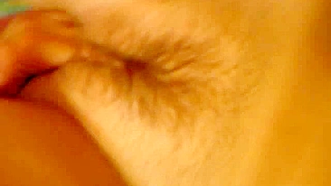 Loirinha Peluda Dedando a Buceta e se Masturbando com Tesão