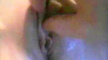 Gostosa Peituda se Tocando - Dedando a Buceta e o Clitóris