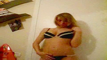 Loirinha da faculdade em masturbação solo com striptease e dança