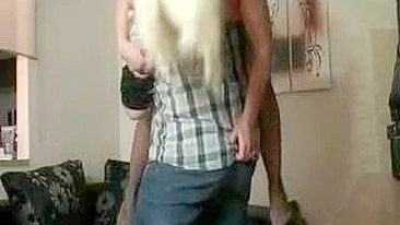 Casal loiro em masturbação bruta com fisting e meia-calça