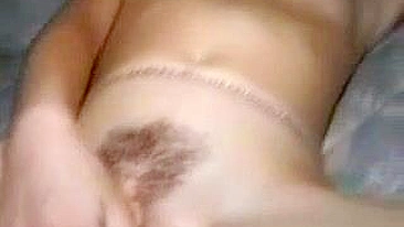 Masturbação Peluda com Peitinhos e Consolo - Orgasmo Solo Selvagem!