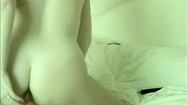 Universitária se Masturba Sozinha com Vibrador e Consolo