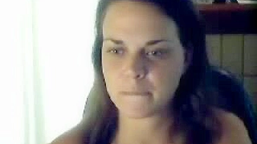 Gordinha Peluda Cavalgando e Gozando Forte com Consolo Favorito na Webcam!