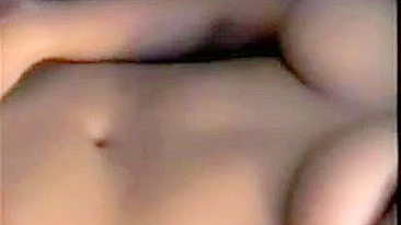 Namorada Peituda se Masturba Sozinha com Dedada e Gozada