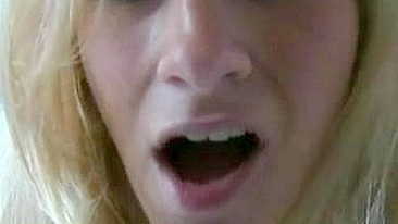 Loira Peituda se Masturba com Papo Sujo e Pau Falso!