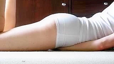 Fetiche de Masturbação - Novinha Gozando Sozinha com Consolo e Calcinha