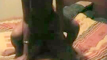 Se masturbando com pegada forte e massagens molhadas