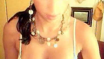 Morena Peituda Se Masturbando com Buceta na Webcam
