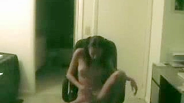 Novinha de Maria Chiquinha se Masturbando com Consolo Flagrada pelo Irmão!