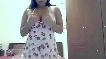 Gata Asiática se Masturba com Striptease de Lingerie e Calcinha na Webcam