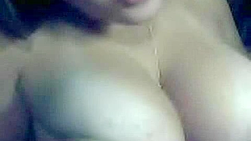 Garota de Cam Peituda em Sessão Solo de Masturbação