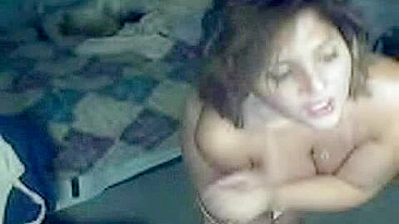 Garota de Cam Peituda em Sessão Solo de Masturbação