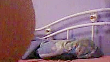 Adolescente de óculos dedando a buceta molhada na masturbação