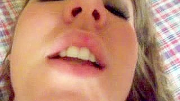 Morena Miúda Dedando a Bucetinha Apertada pro Namorado