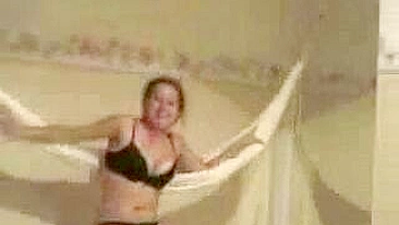 Latina Faz Striptease e se Masturba pro Prazer do Seu Macho