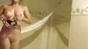 Latina Faz Striptease e se Masturba pro Prazer do Seu Macho