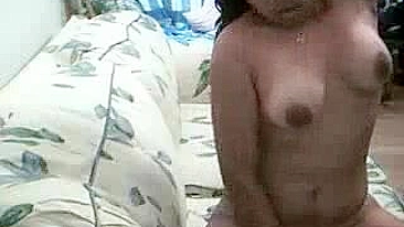 Latina Safada Brincando na Buceta com Dedada no Cu e Esfregando