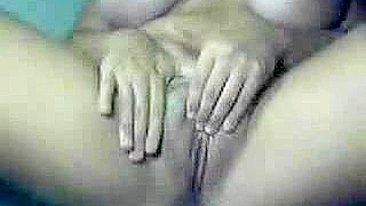 Morena Peituda Se Masturba e Provoca na Webcam