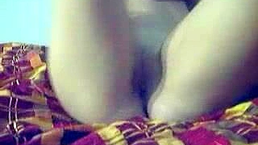 Loira se masturbando com consolo e dedos nos dois buracos pro orgasmo supremo