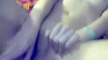 Loira se masturbando com consolo e dedos nos dois buracos pro orgasmo supremo