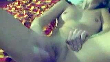 Loira se masturbando com consolo e dedos nos dois buracos pro orgasmo supremo