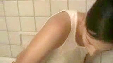 Morena se Masturbando Provoca com Peitos Grandes e Calcinha Molhada no Banho Strip