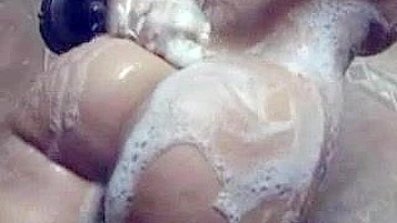 Se Tocando no Banho Ensaboado com Bunda e Buceta da Namorada