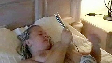 Loira Feinha Se Masturbando até Gozar com Consolo, Vibrador e Tatuagens