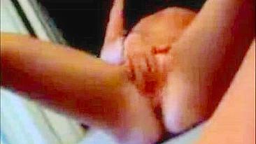 Loirinha Miúda se Masturba a Bucetinha Apertada pro Namorado John!