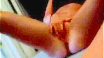 Loirinha Miúda se Masturba a Bucetinha Apertada pro Namorado John!