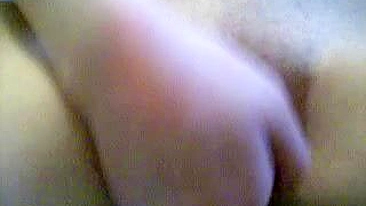 Novinha Miúda Esfregando o Grelinho até Ficar Vermelho no Strip Quente!