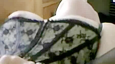 Morena se Masturbando de Lingerie e Meia-Calça Fetichista