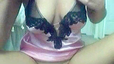 Morena Peituda de Buceta Raspada Esfrega o Grelo até Gozar na Webcam!