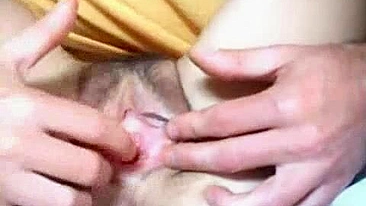 MILF peluda esticando buceta e cu com garrafa e fisting - masturbação de mãe