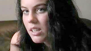 Alemã safada se masturbando - Esfregando, dedando e orgasmo solo