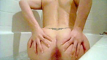 Banho Delícia - Gostosa Peituda Se Masturba Sozinha