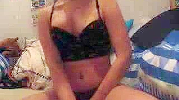 Morena se Masturbando com Dedos