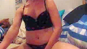 Morena se Masturbando com Dedos