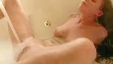 Bucetinha Raspada de Novinha Gozando com Masturbação na Torneira