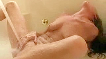 Bucetinha Raspada de Novinha Gozando com Masturbação na Torneira