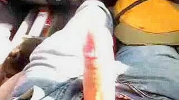 Ruiva Chupando e Engolindo Porra Enquanto Dirige com a Namorada