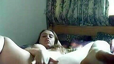 Vadia Europeia Gozando na Webcam!