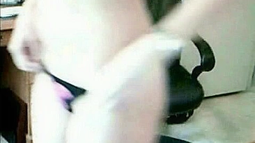 Loira Peituda Se Masturba Lambendo Mamilos e Fazendo Strip na Webcam