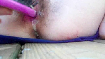 Novinha Morena de Buceta Peluda Se Masturbando e Esguichando Porra!