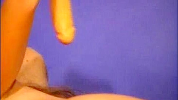 Morena alta e apertada se masturbando sozinha com dildo e salto