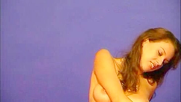 Morena alta e apertada se masturbando sozinha com dildo e salto